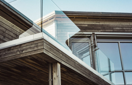 villa en bois avec rambarde en verre sur-mesure