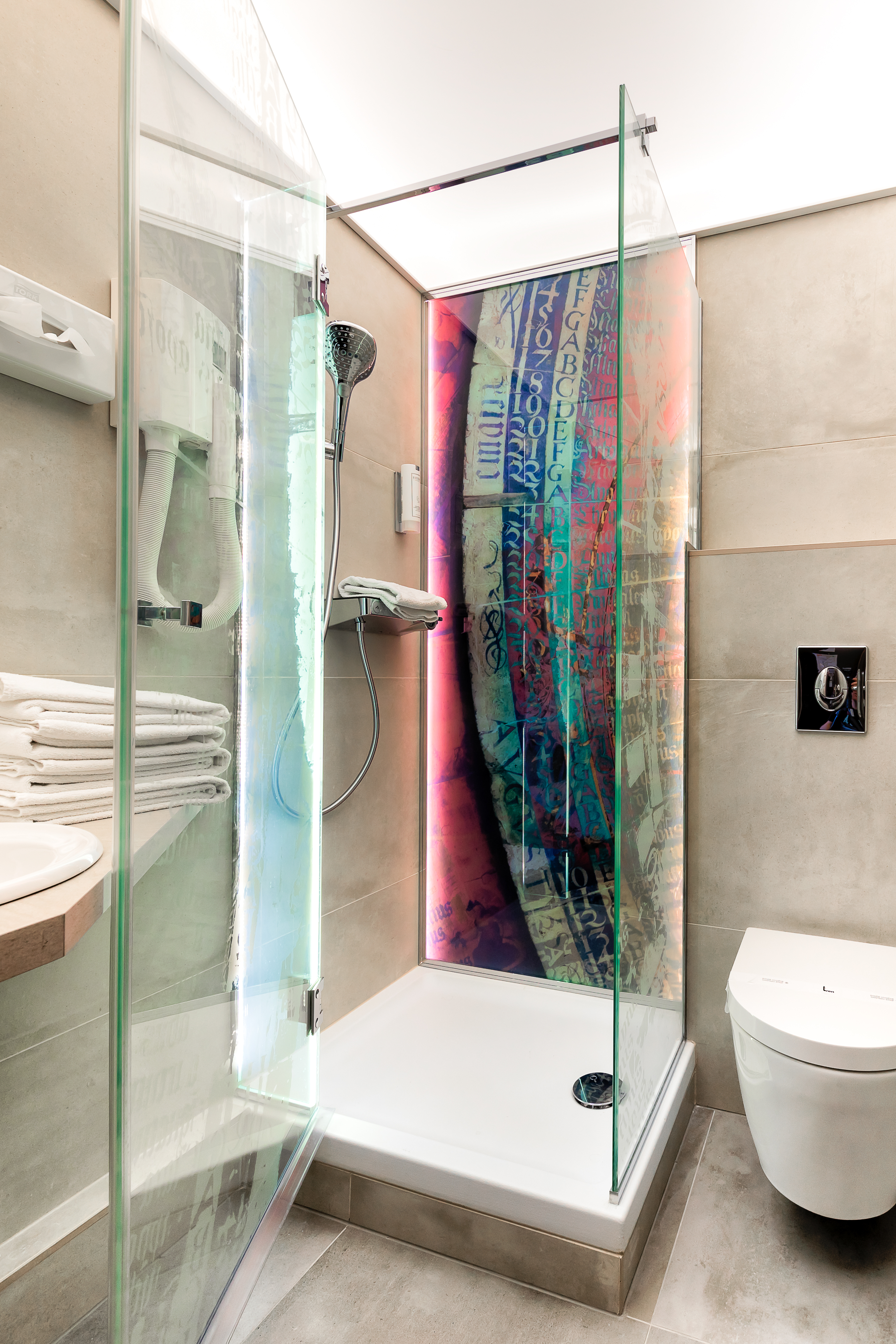 Douche moderne avec paroi artistique et lumière colorée intégrée