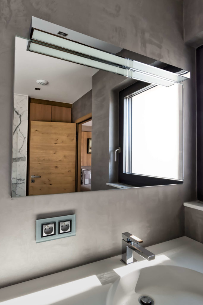 Miroir de salle de bain moderne avec éclairage et robinet