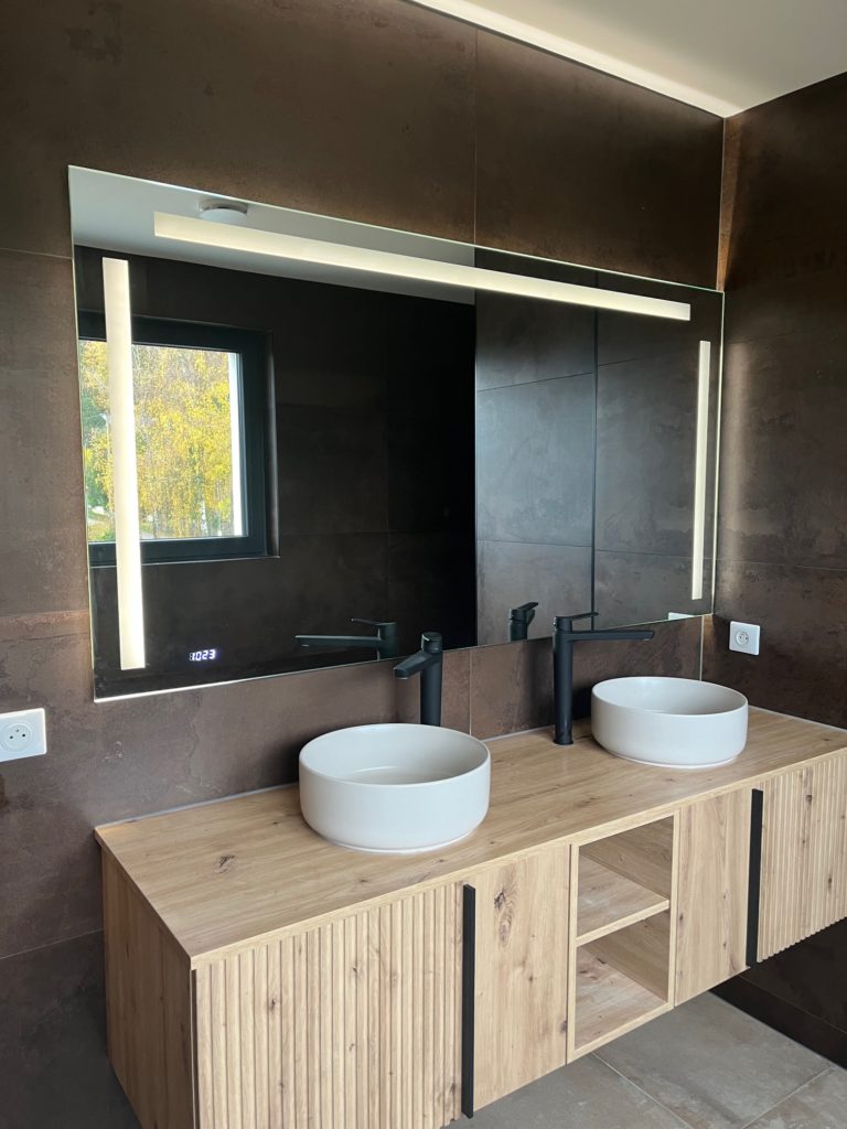 Salle de bain avec un mirroir
