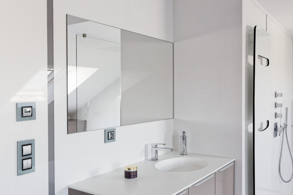Élégant miroir en verre dans une salle de bain