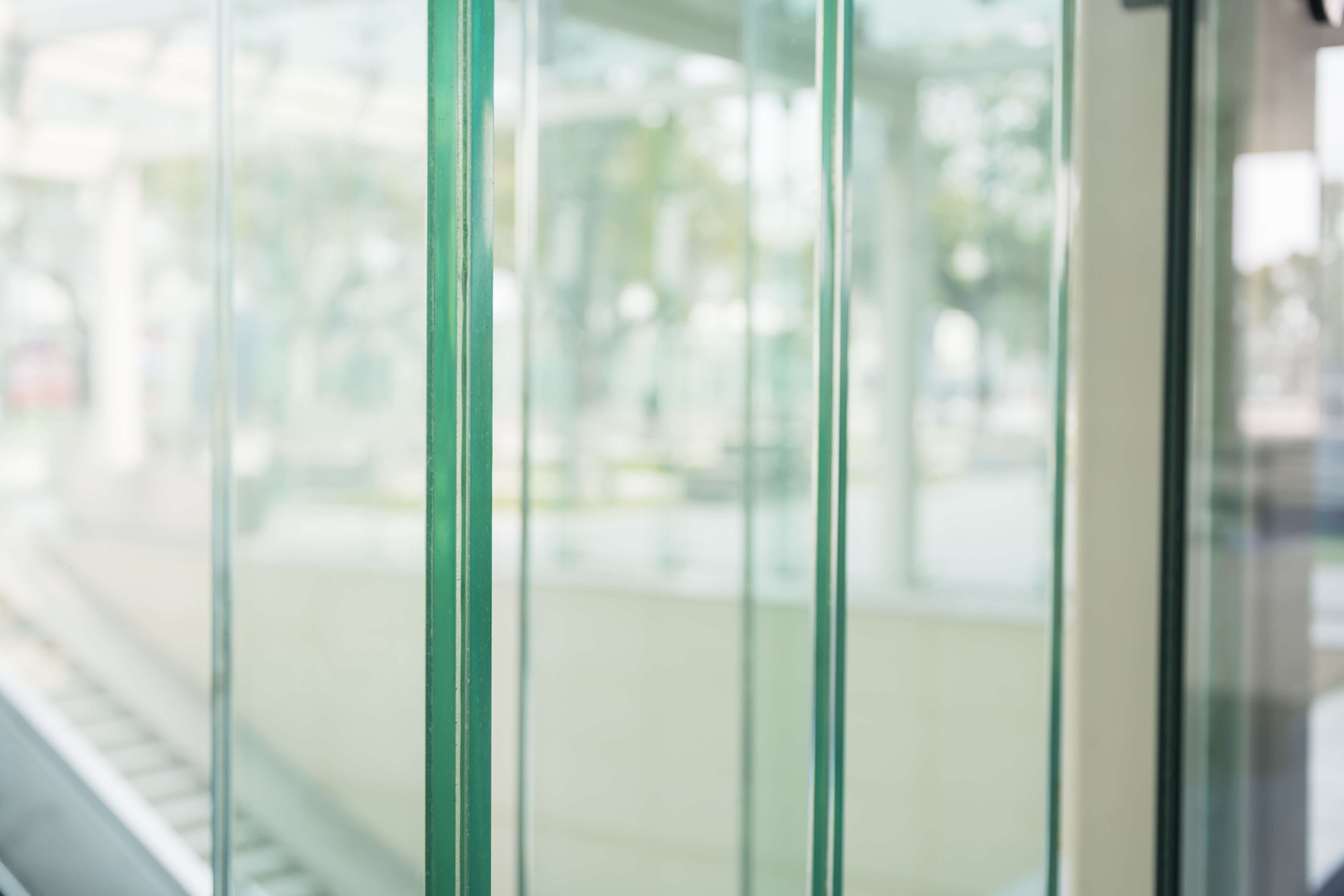 Une porte en verre dans une infrastructure à Strasbourg