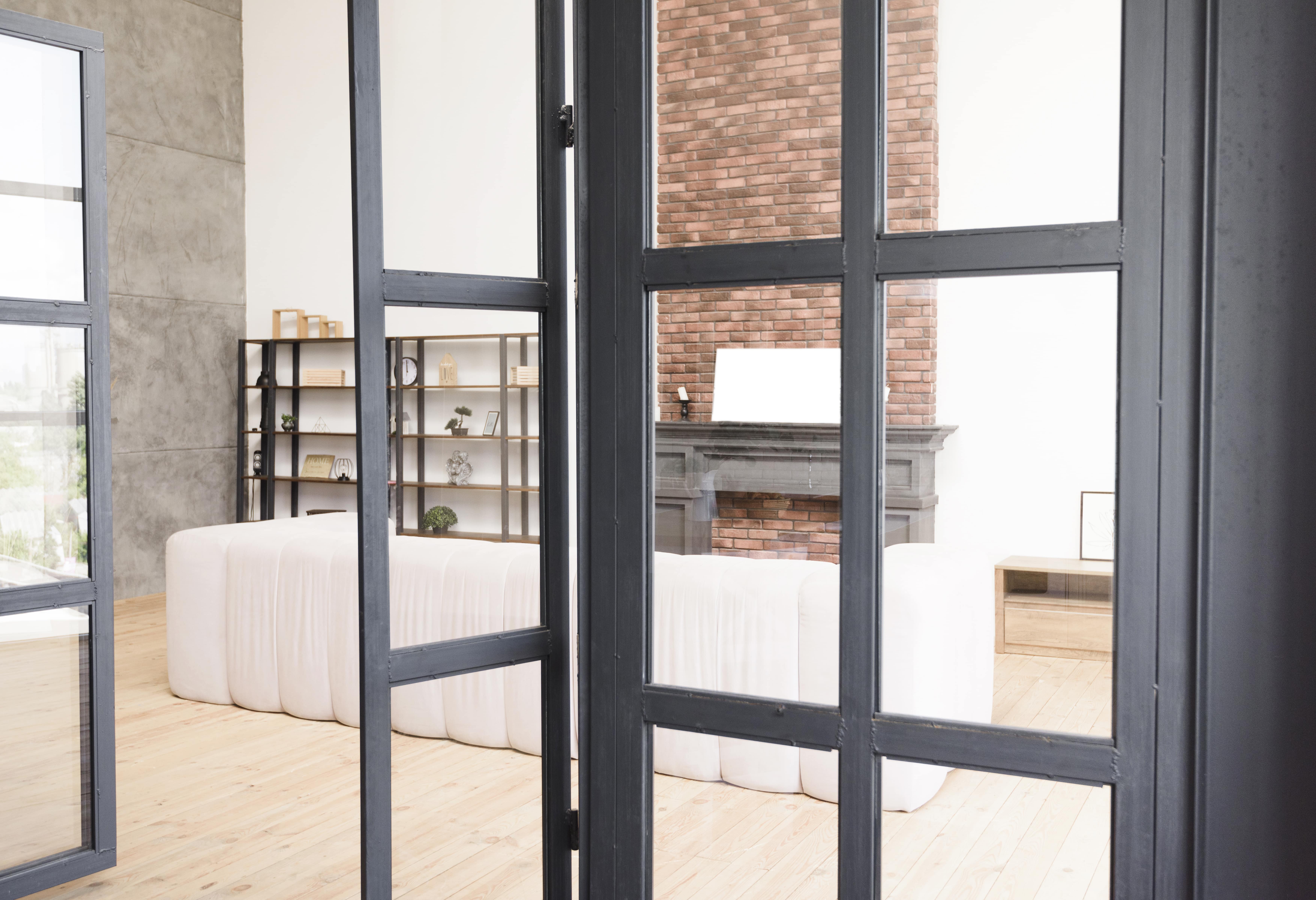 Une porte intérieure en verre dans un salon