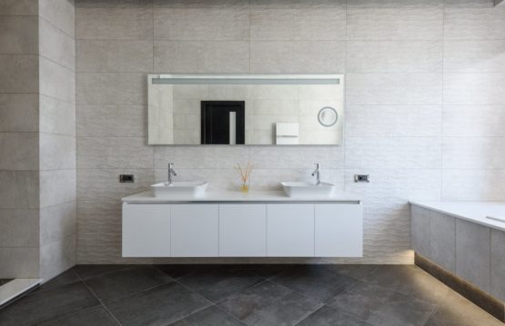 Un miroir chauffant dans une salle de bain moderne