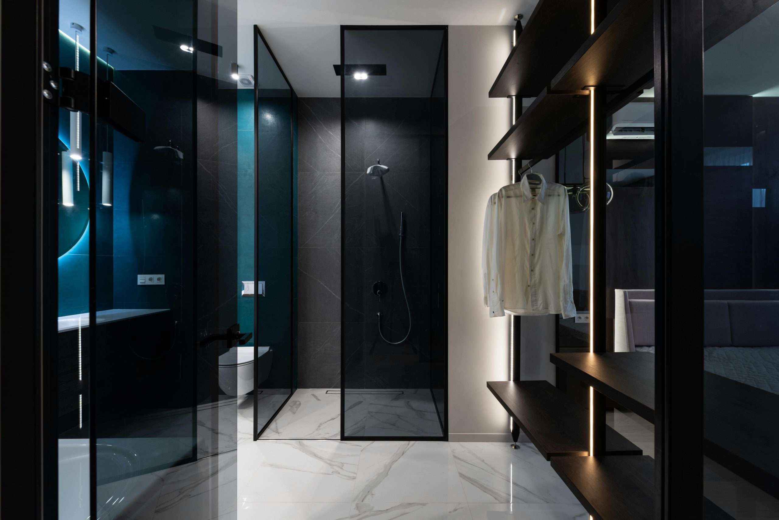 salle de bain moderne avec porte en verre à Ittenheim, douche encastrée et éclairage indirect élégant