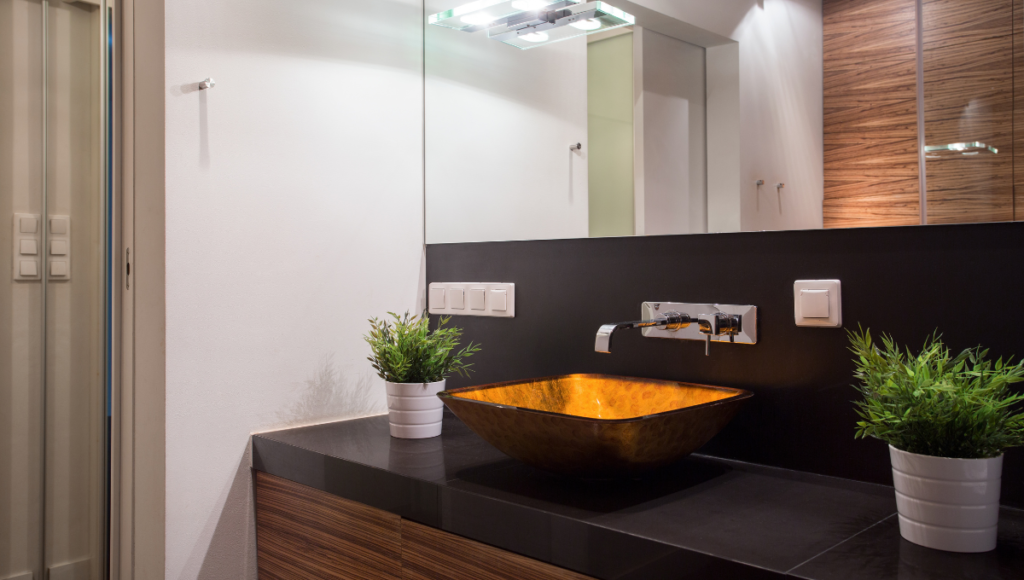 Vasque sur mesure en verre dans une salle de bain moderne